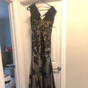 V-neck lace sleeveless sweep train mother of the bride dress